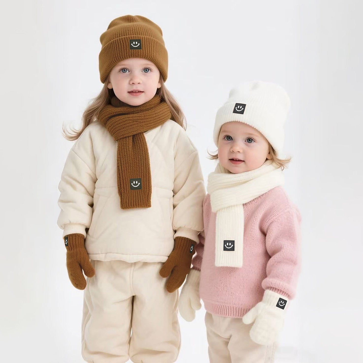 Conjunto de gorro, bufanda y guantes gruesos y cálidos con cara sonriente para niños