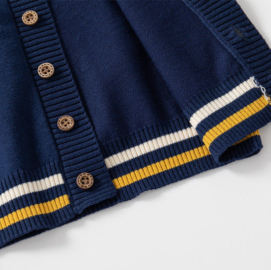 cárdigan de punto bordado con cuello en V para niño