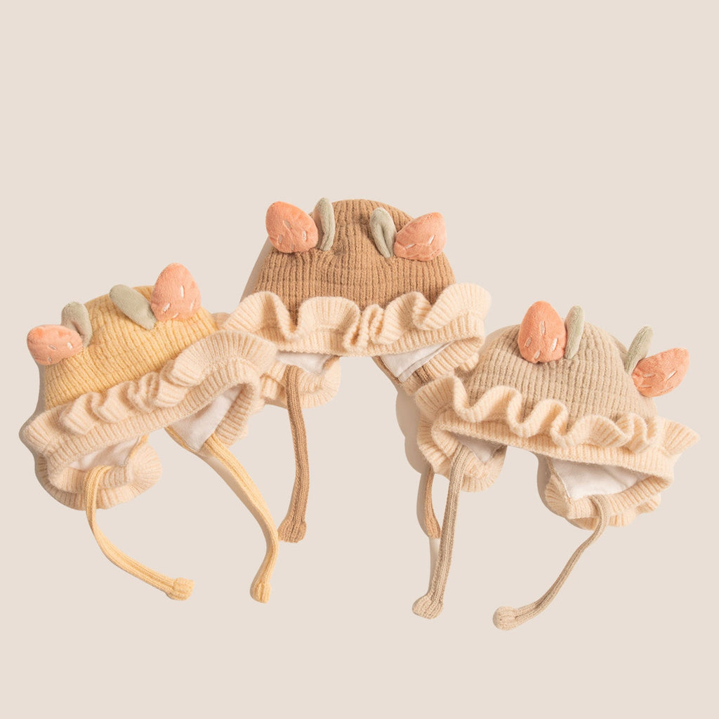 Gorro de bebé con orejeras de punto y ribete de encaje, cálido y adorable.