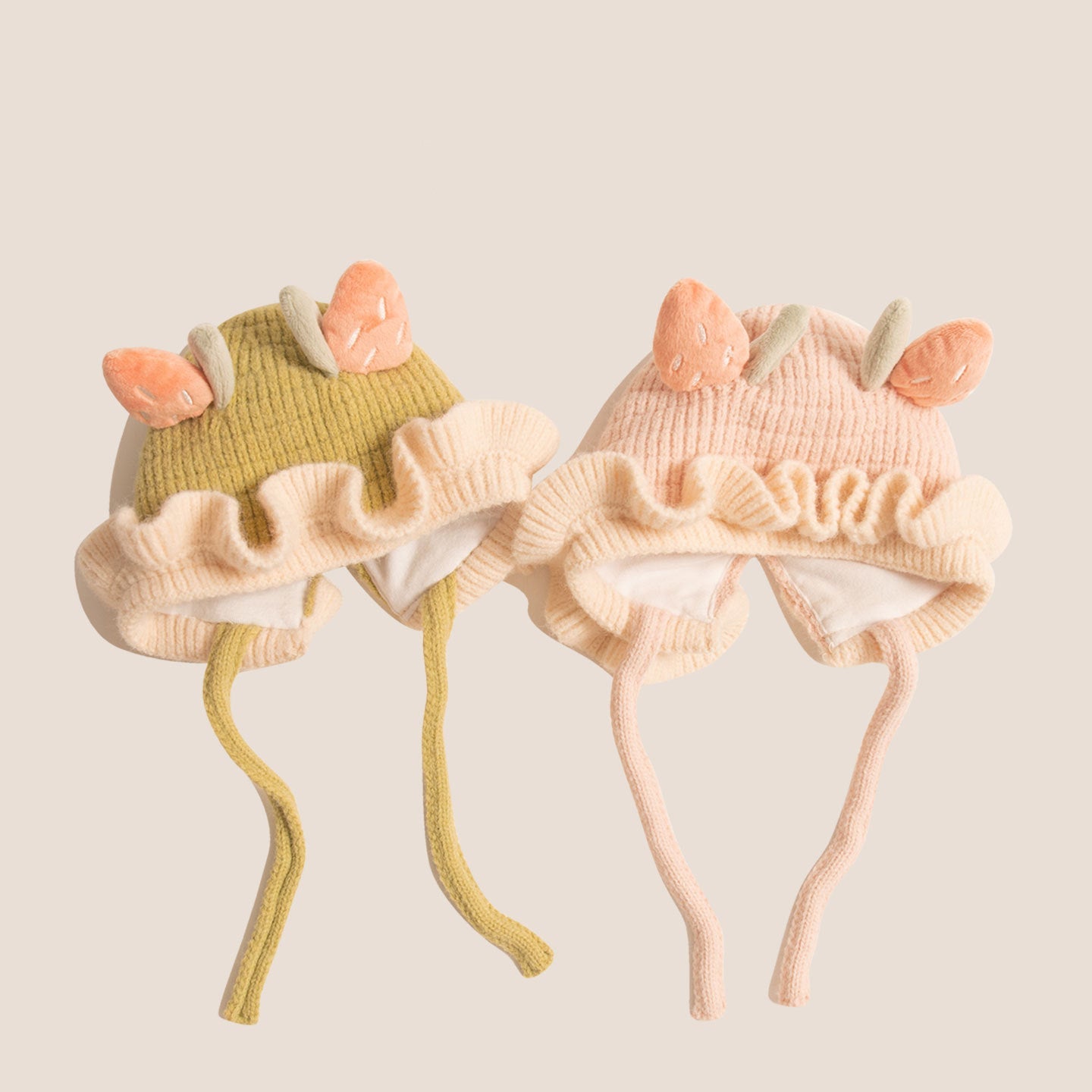 Gorro de bebé con orejeras de punto y ribete de encaje, cálido y adorable.