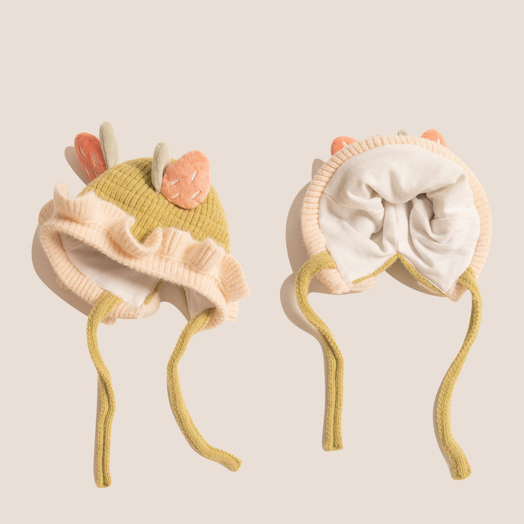 Gorro de bebé con orejeras de punto y ribete de encaje, cálido y adorable.