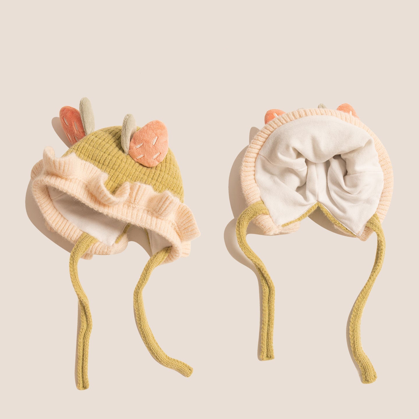 Gorro de bebé con orejeras de punto y ribete de encaje, cálido y adorable.