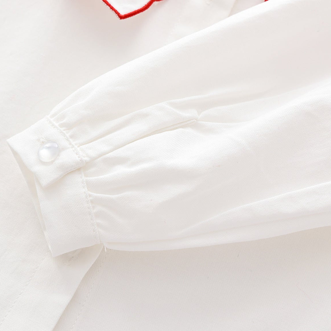 Chemise en coton à manches longues avec col en cœur pour bébé fille
