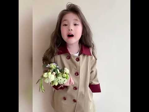 Mädchen Trenchcoat im französischen Stil mit Kontrastkragen und zweireihiger Knopfleiste in mittlerer Länge