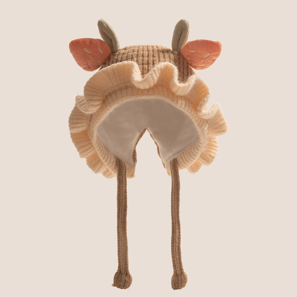 Gorro de bebé con orejeras de punto y ribete de encaje, cálido y adorable.