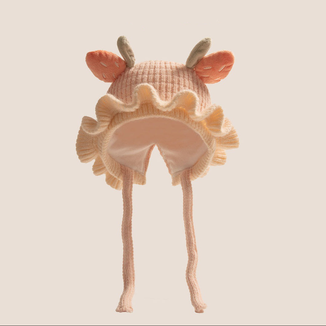 Gorro de bebé con orejeras de punto y ribete de encaje, cálido y adorable.