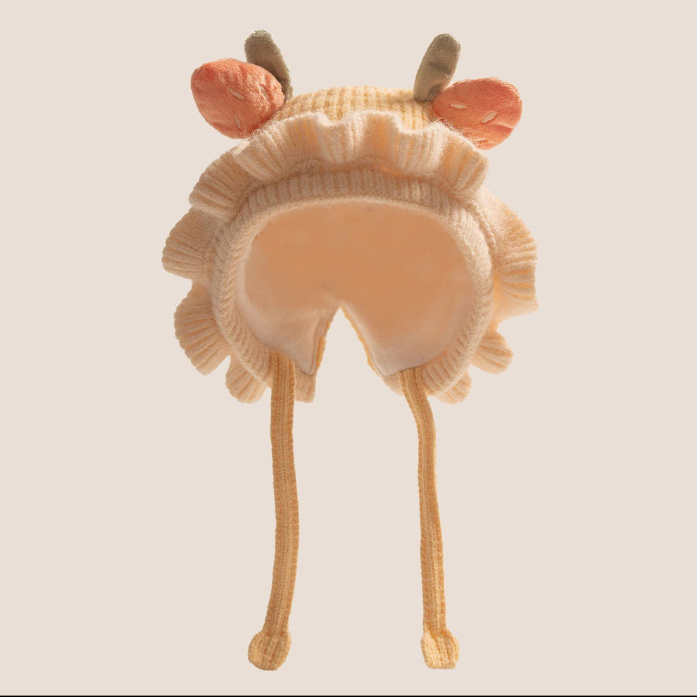 Gorro de bebé con orejeras de punto y ribete de encaje, cálido y adorable.