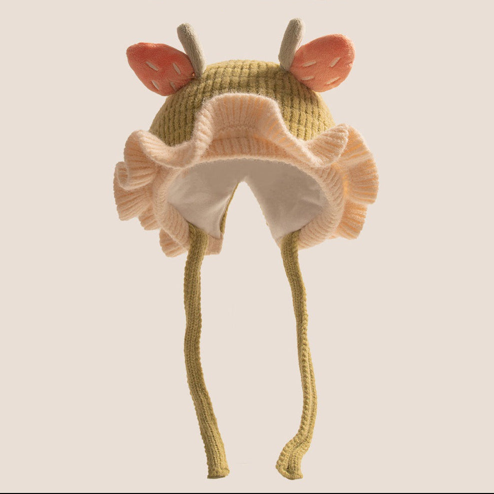 Gorro de bebé con orejeras de punto y ribete de encaje, cálido y adorable.